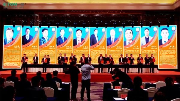 傳承事業(yè)報國心 續(xù)寫創(chuàng)業(yè)新篇章| 新材料公司總經(jīng)理滕鯤被泰安市委市政府隆重表彰為“泰安市杰出企業(yè)家”